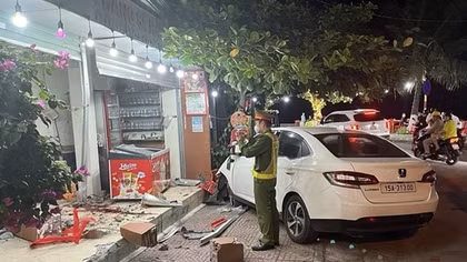 Ô tô lao vào nhà hàng, nữ chủ nhà bị thương nặng