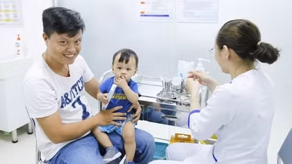 Phấn khởi vì được tiêm vaccine trước, trả sau không lãi suất