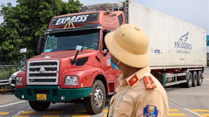Cả loạt xe khách, container bị CSGT tuýt còi trên cao tốc