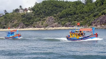 Ngư dân miền Trung vững vàng vươn khơi