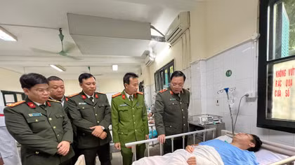 Thăm hỏi cán bộ Công an TP Hà Nội bị thương khi làm nhiệm vụ