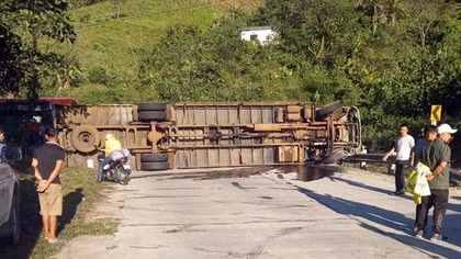 Xe tải bất ngờ tự lật chắn ngang đường, 3 người thương vong