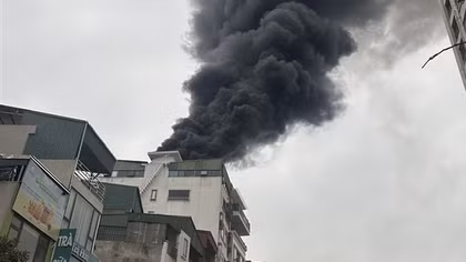 Cháy nhà cao tầng trên phố Vũ Trọng Phụng, khói đen cuồn cuộn bốc cao