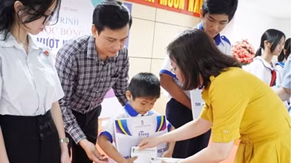Tặng học bổng và hơn 100.000 bộ sách giáo khoa cho học sinh có hoàn cảnh khó khăn