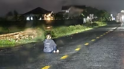 Người phụ nữ ngồi giữa đường trong đêm tối, suýt gây tai nạn hàng loạt