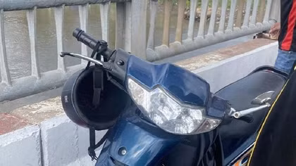 Bỏ xe máy trên cầu nhảy sông Vàm Cỏ Đông