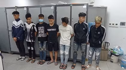 Nhóm côn đồ “tóc bạc, quần bò rách” ôm đao kiếm từ Bắc Giang xuống Hà Nội hỗn chiến