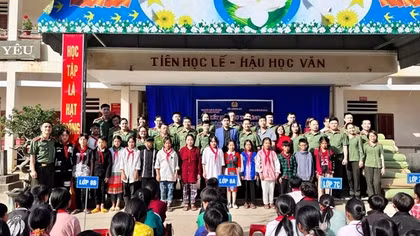 Cục Pháp chế và cải cách hành chính, tư pháp trao quà cho thầy trò vùng khó tại Hà Giang
