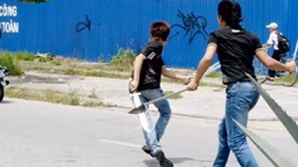 Vợ dẫn côn đồ đến quán nhậu chém người nhắn tin cho chồng