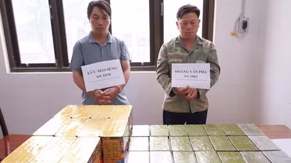 2 người đàn ông "trao nhau" chiếc ba lô chứa 20 bánh heroin thì bị "tóm"