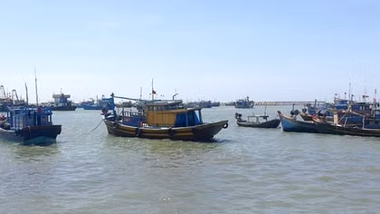 Tích cực tìm kiếm một ngư dân rơi xuống biển, mất tích