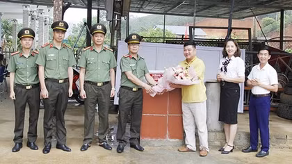 “Cõng nước” cho em