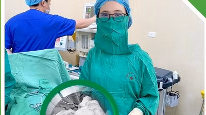 Sau 3 tháng bụng to nhanh, mổ ra khối u nhầy buồng trứng "khủng" 8kg