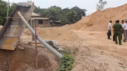 Đình chỉ hoạt động, buộc di dời bãi cát, đá vì xả thải ra sông