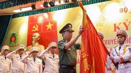 Cục Quản lý Xây dựng và doanh trại đón nhận Huân chương Bảo vệ Tổ quốc hạng Nhất