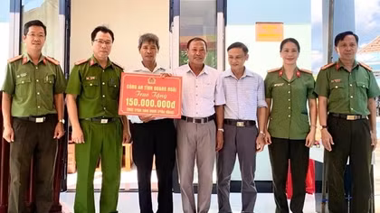 Công an Quảng Ngãi trao tặng nhà nghĩa tình đồng đội