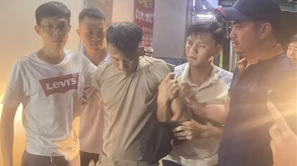Dùng súng khống chế chủ và nhân viên nhà sách để cướp tài sản