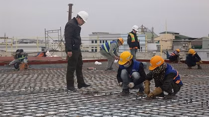Làm việc xuyên Tết để hoàn thiện Nhà hát Hồ Gươm