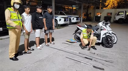CSGT phát hiện nhóm tuổi teen cất giấu nhiều hung khí tự chế