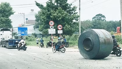 Nguy hiểm rình rập từ các xe chở thép cuộn thiếu an toàn