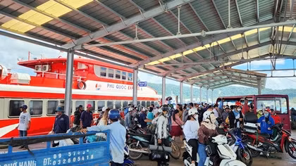 Thời tiết xấu, Kiên Giang tạm ngưng hoạt động tàu, phà từ đất liền ra đảo