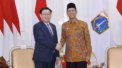 Chủ tịch Quốc hội Vương Đình Huệ tiếp Thống đốc Đặc khu Thủ đô Jakarta