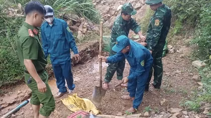 Công an xã truy quét vàng tặc