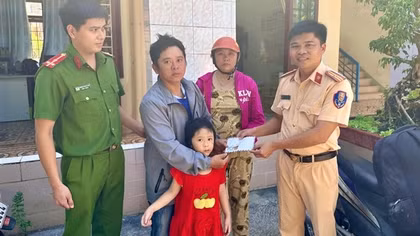 CSGT giúp hai vợ chồng có hoàn cảnh khó khăn kịp về quê chữa bệnh