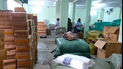 Xe đầu kéo vận chuyển hàng ngàn sản phẩm hàng hóa không rõ nguồn gốc