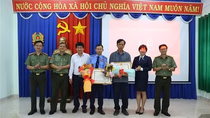 Khen thưởng 3 cá nhân dũng cảm khống chế kẻ cướp ngân hàng