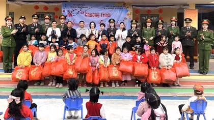 Công an tỉnh Yên Bái tặng quà tết cho học sinh và phụ nữ có hoàn cảnh khó khăn