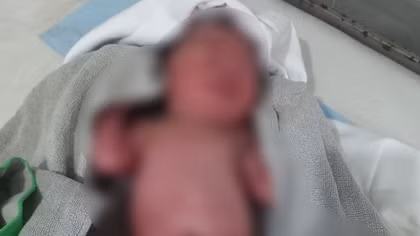 Bé trai sơ sinh bị bỏ rơi ở nghĩa địa