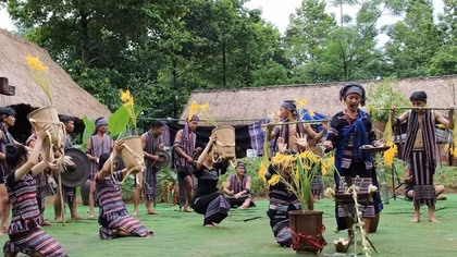 Về Làng trải nghiệm văn hóa truyền thống