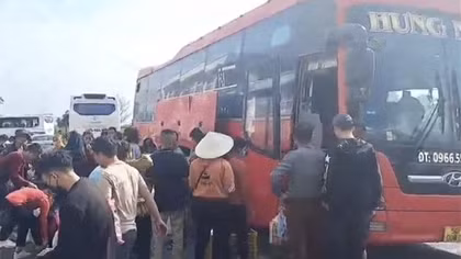 Clip xe khách "nhồi nhét" người, lại dùng tem kiểm định dởm