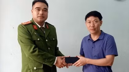Người dân nhặt được của rơi nhờ Công an xã trả lại cho người bị mất