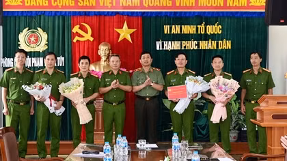 Khen thưởng lực lượng triệt phá "động bay lắc" tại quán karaoke