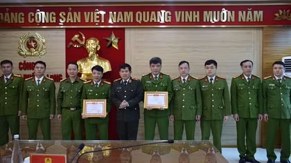 Tổ trưởng tổ bốc xếp hàng hóa đốt máy xúc vì nghĩ bị "tranh việc làm"