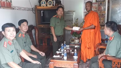 Công an tỉnh Vĩnh Long chúc Tết Chôl Chnăm Thmây