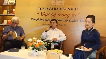 Bản dịch “Nhật ký trong tù” có nhiều bài thơ lục bát nhất