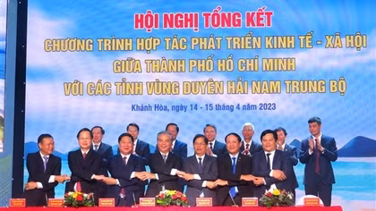 Ký kết hợp tác phát triển giữa TP Hồ Chí Minh với 6 tỉnh vùng duyên hải Nam Trung bộ