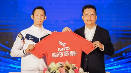 Tay vợt Nguyễn Tiến Minh chắp cánh ước mơ chơi cầu cho trẻ em Việt Nam
