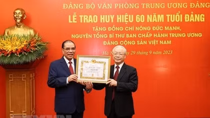 Trao Huy hiệu 60 năm tuổi Đảng tặng nguyên Tổng Bí thư Nông Đức Mạnh