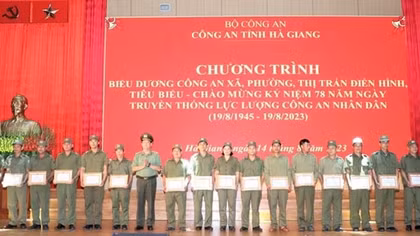 Biểu dương Công an xã, phường, thị trấn điển hình, tiêu biểu tại Hà Giang
