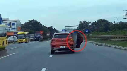 Tước bằng nữ tài xế ô tô mở cửa xe khi đi trên Quốc lộ 1A