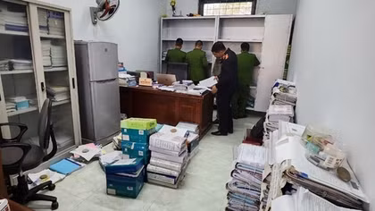 Phát tiền cứu trợ, kế toán và thủ quỹ trích 6% “hỗ trợ đi lại cho anh em”!
