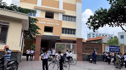 Nhà trường tạm dừng thu tiền sau khi bị phụ huynh phản ứng