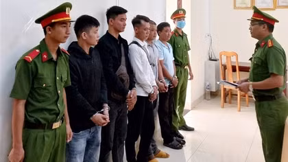 Đang nhậu thì ra chặn xe chở tôm để... đập phá
