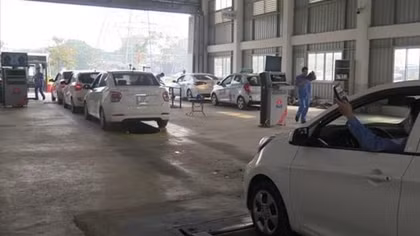 Vất vả đăng kiểm ngày giáp Tết