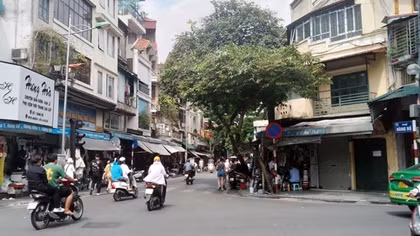 “Chiều mùa thu gió về rộng trên phố phường”