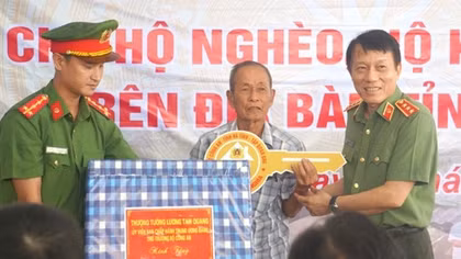 Thứ trưởng Lương Tam Quang dự lễ khánh thành nhà cho người nghèo tại Hà Tĩnh